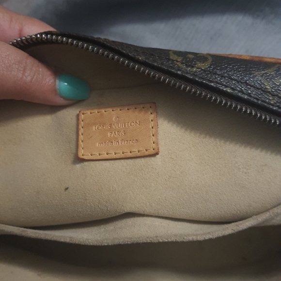 Louis Vuitton Manhattan PM - Picture 10 of 16